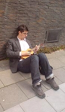 Darren Hayman am Gehsteig mit Ukulele